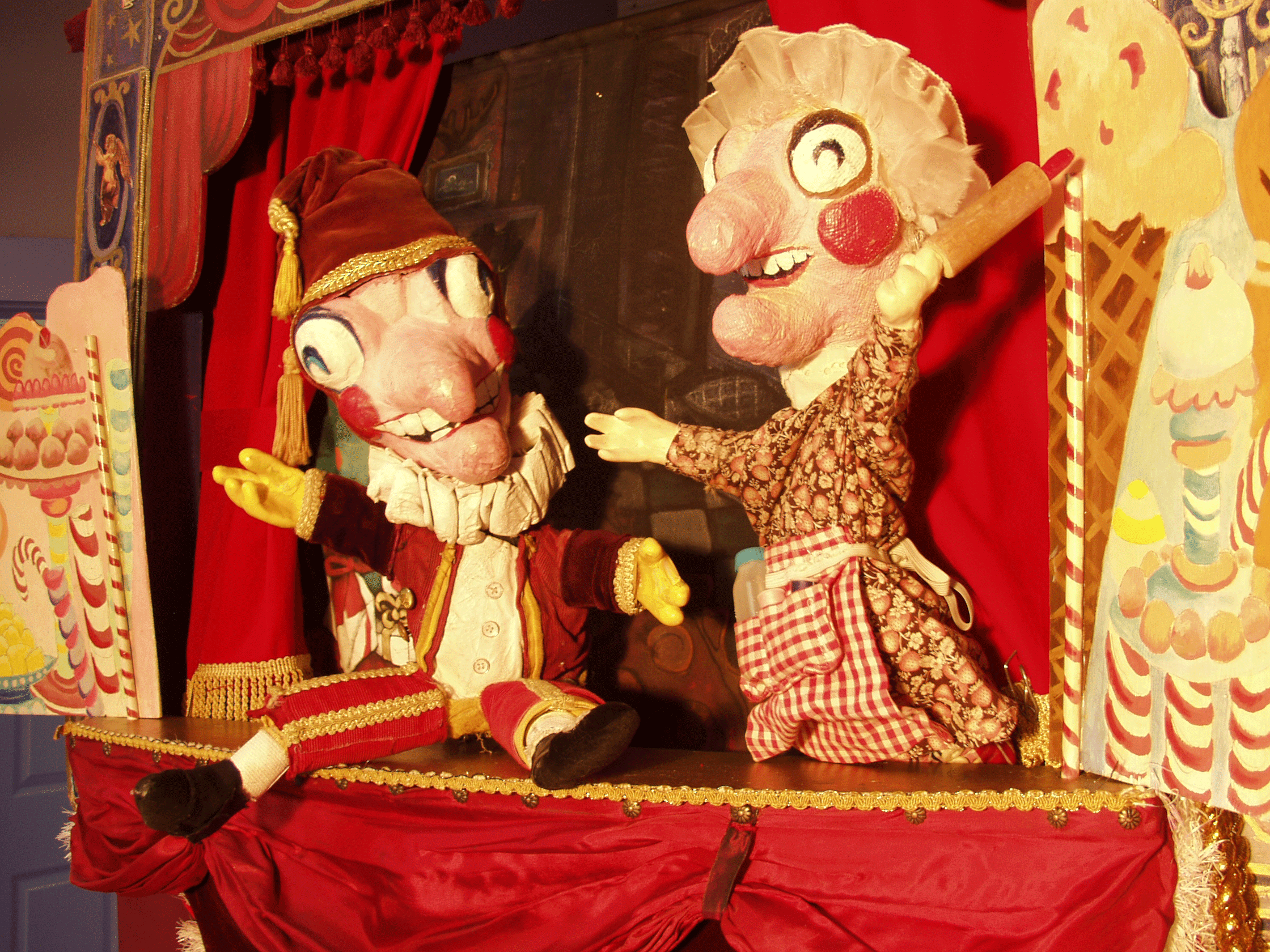Какие есть кукольные театры. Панч и Джуди куклы. Панч и Джуди театр кукол. Шоу Панча и Джуди. Кукольный театр Puppet.